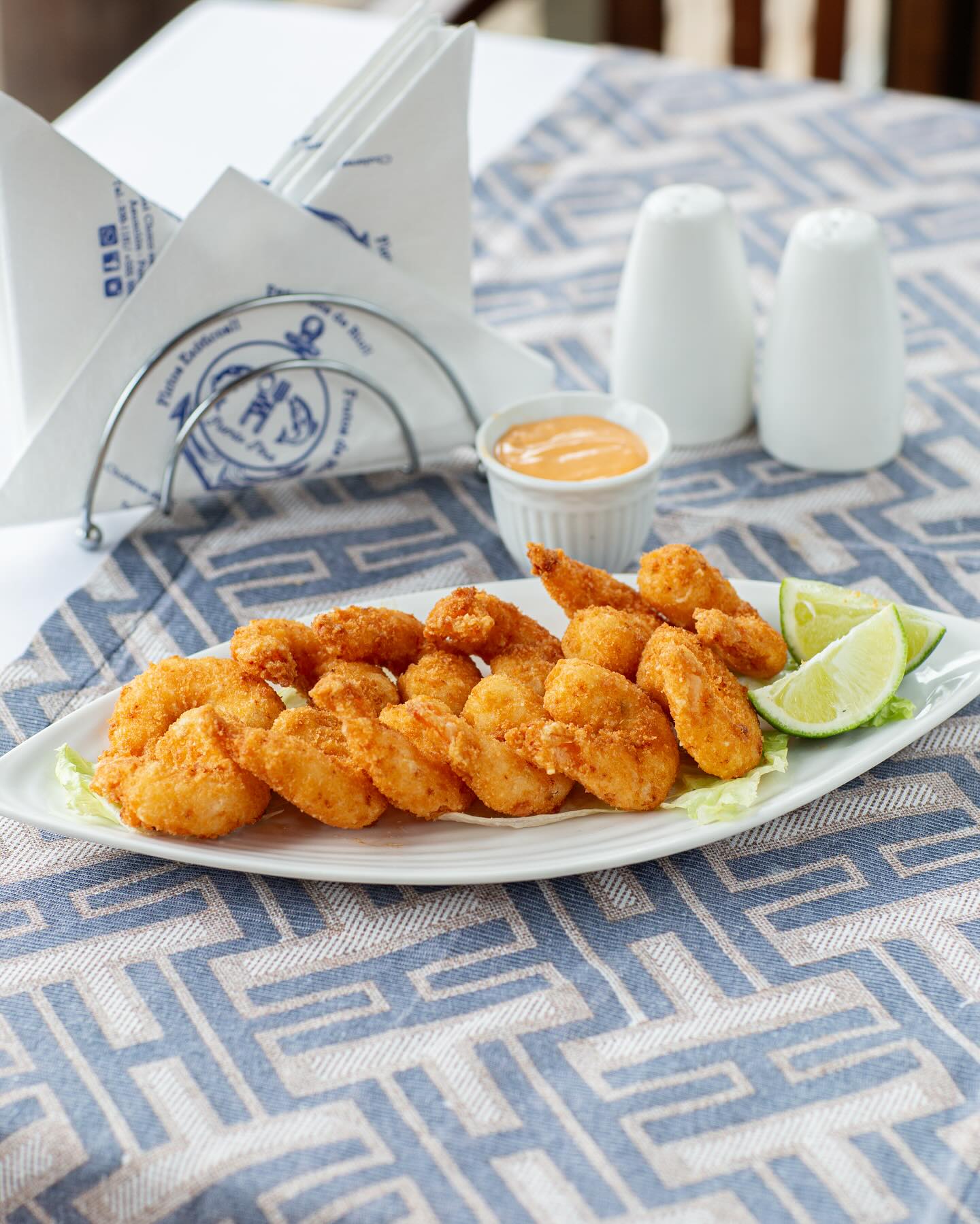 Camarones apanados con salsa golf y limón